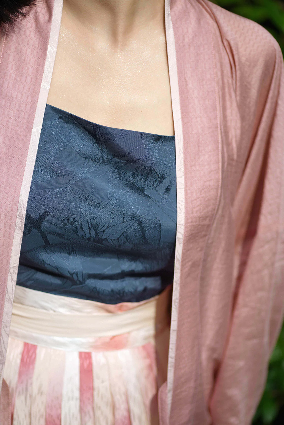 An Xiang 暗香 Distant Fragrance Modernized Song Dynasty Feijixiu & Baidiequn Set - Image 13
