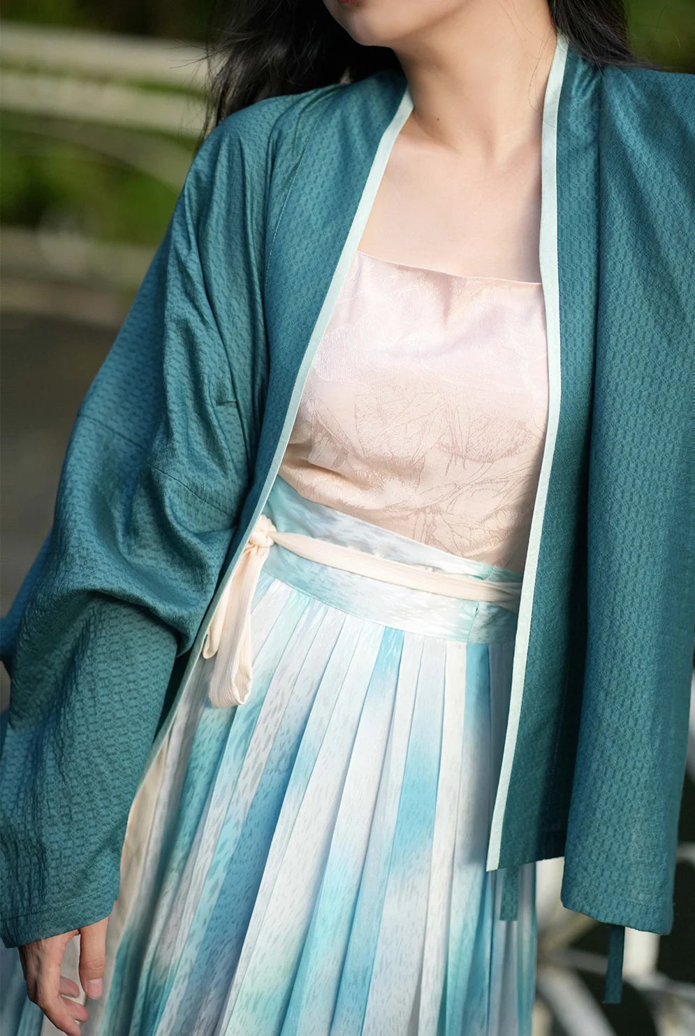 An Xiang 暗香 Distant Fragrance Modernized Song Dynasty Feijixiu & Baidiequn Set - Image 7