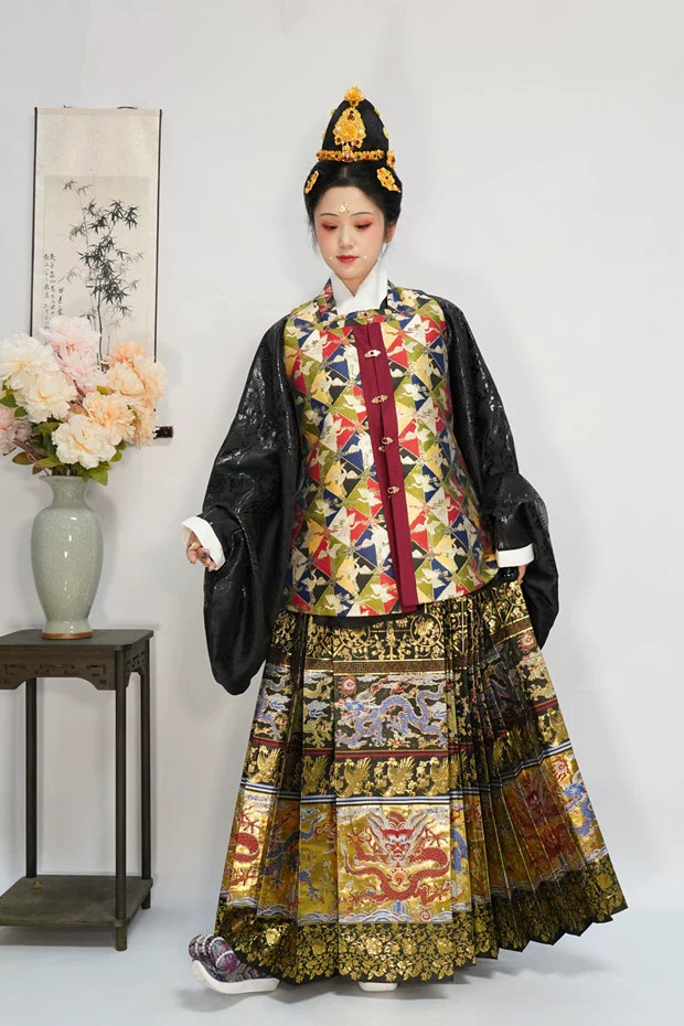 Baifu Long 百福龙 Hundred Blessings Iridescent Custom Mamian Skirt - Image 4