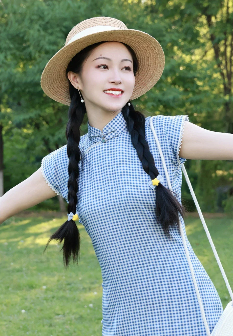 Bing Lan 冰蓝 Icy Blue 1930s Gingham & Lace Cap Sleeve Qipao - Image 2