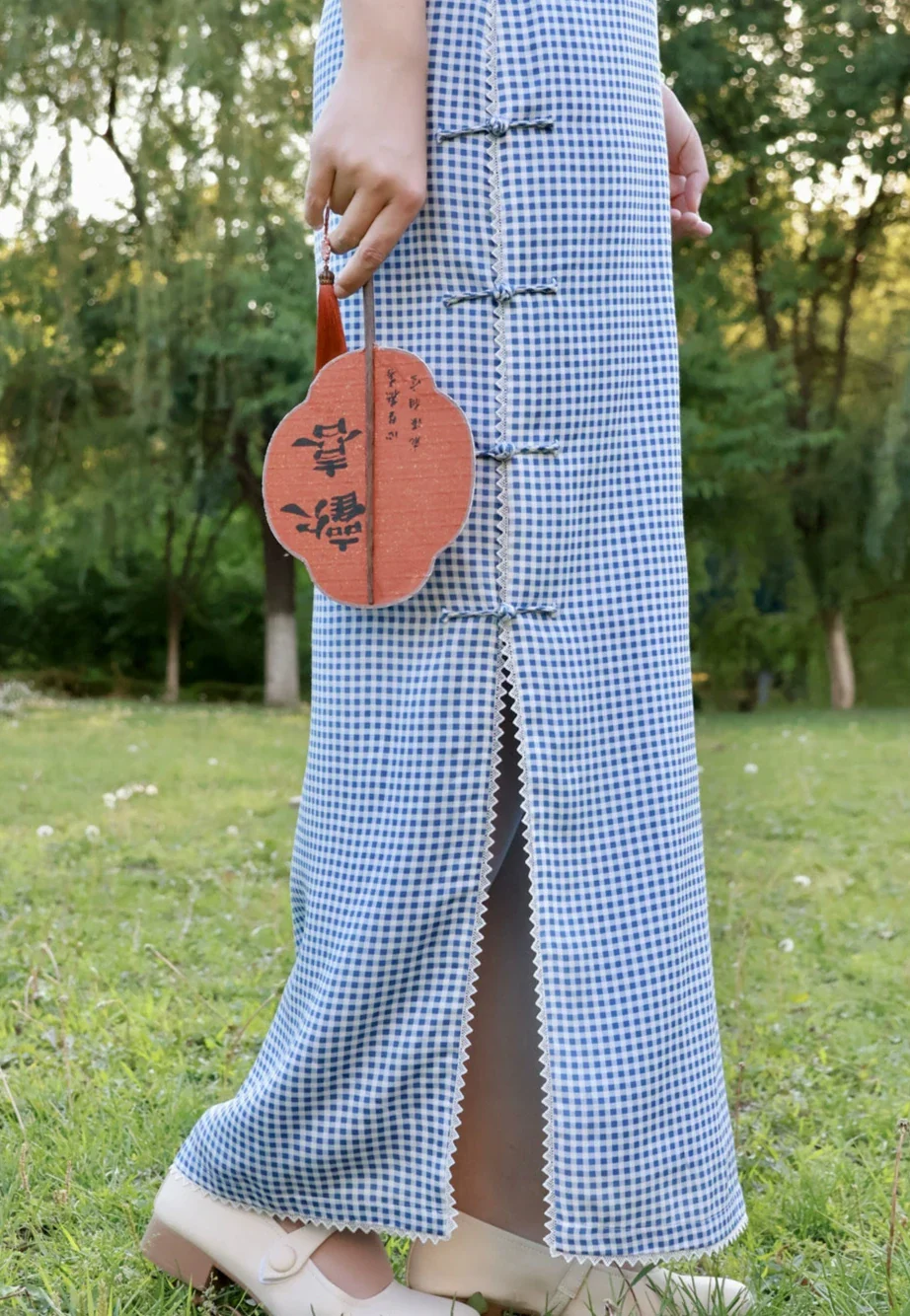 Bing Lan 冰蓝 Icy Blue 1930s Gingham & Lace Cap Sleeve Qipao - Image 4