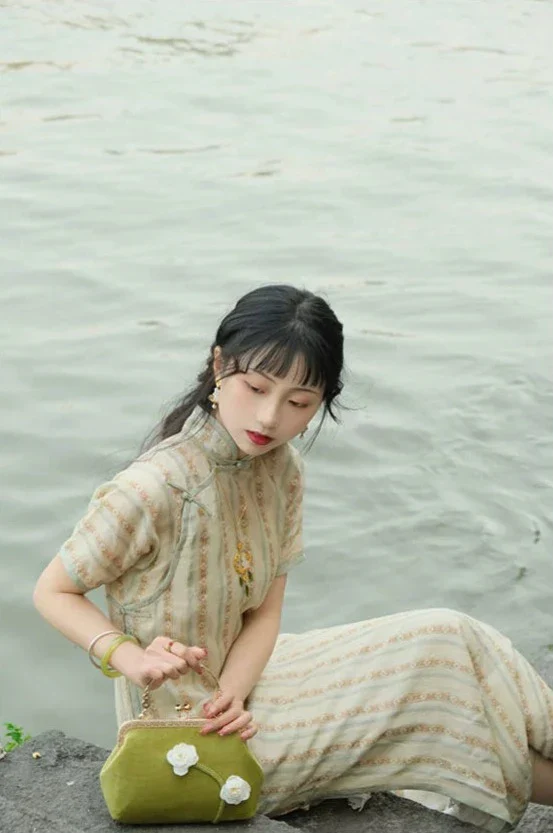 Cai Cao 采草 Gathering Herbs 1930s Double Layered Ramie Plant Short Sleeve Qipao - Image 4