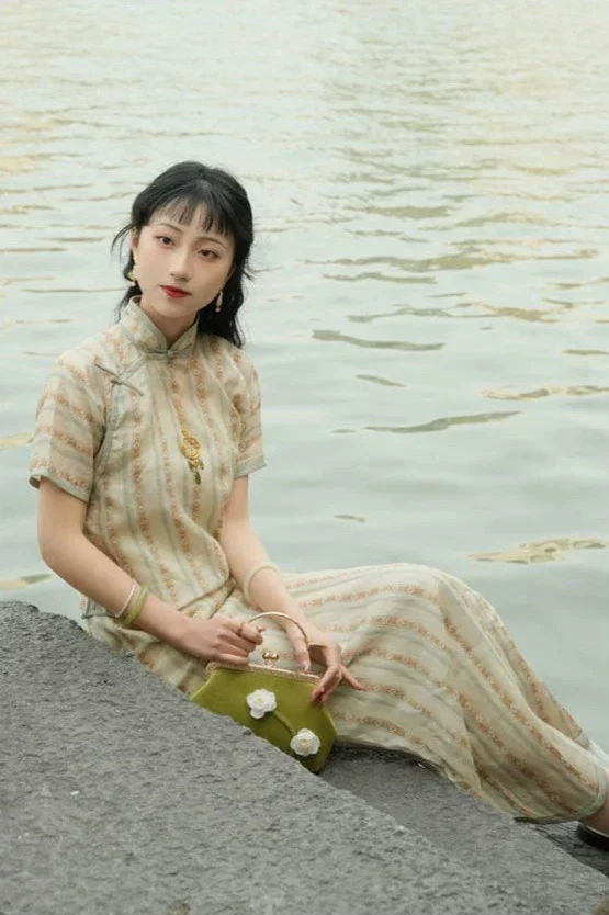 Cai Cao 采草 Gathering Herbs 1930s Double Layered Ramie Plant Short Sleeve Qipao - Image 5