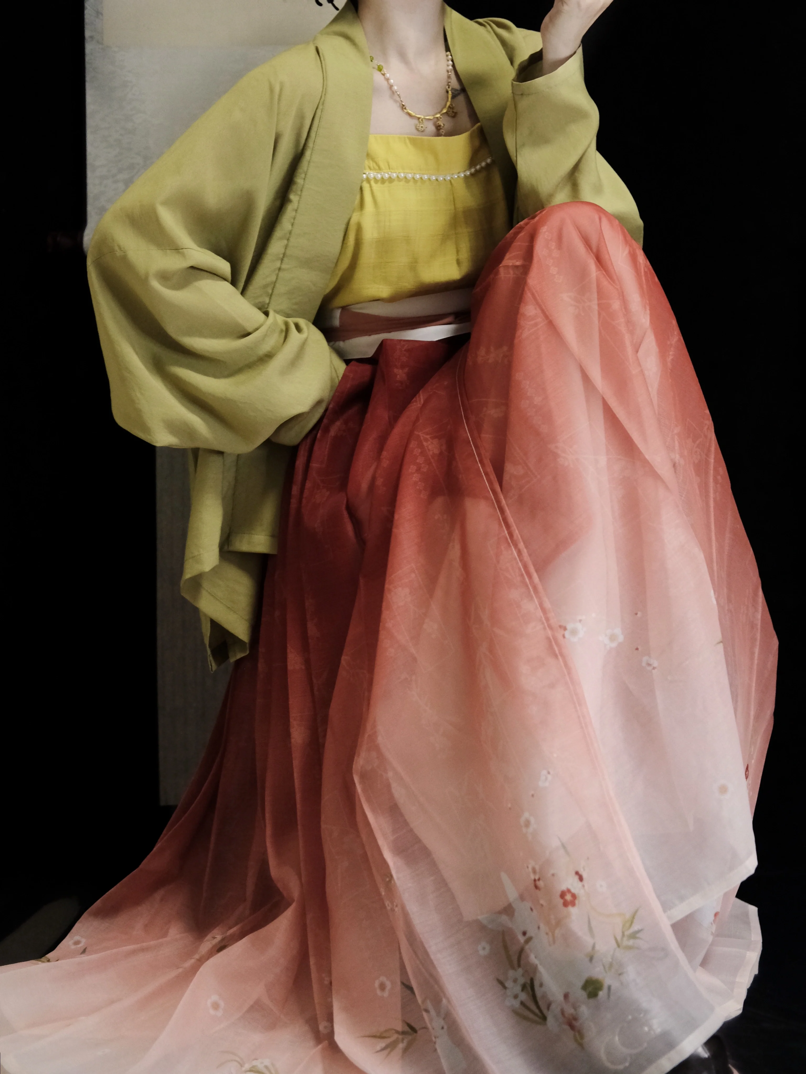 Dong Men 东门 Eastern Gate Song Dynasty Pearl Trim Moxiong Undergarment - Image 3