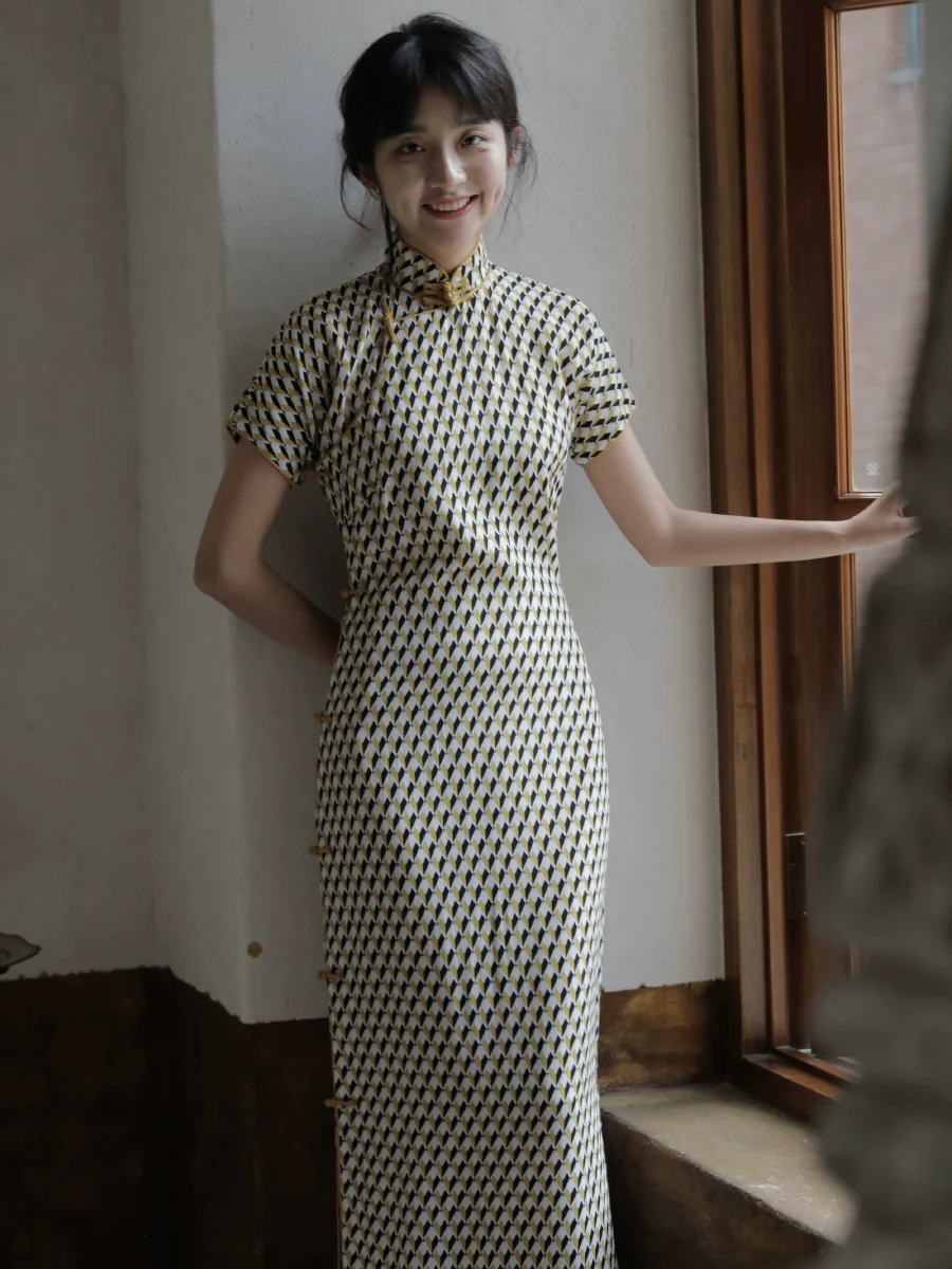 Duo Lun 多伦 1930s Retro Patterned Cotton Silk Short Sleeve Qipao - Image 3