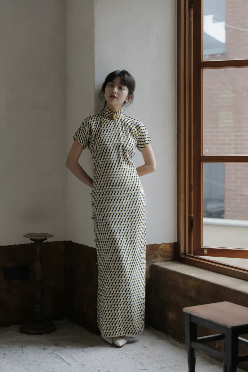 Duo Lun 多伦 1930s Retro Patterned Cotton Silk Short Sleeve Qipao - Image 4