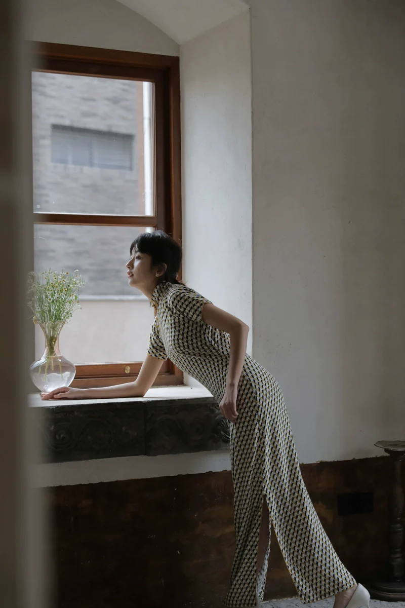 Duo Lun 多伦 1930s Retro Patterned Cotton Silk Short Sleeve Qipao - Image 5