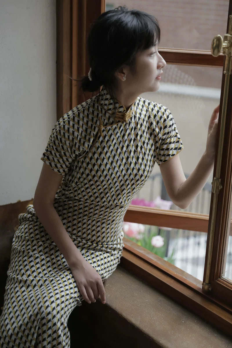 Duo Lun 多伦 1930s Retro Patterned Cotton Silk Short Sleeve Qipao - Image 7