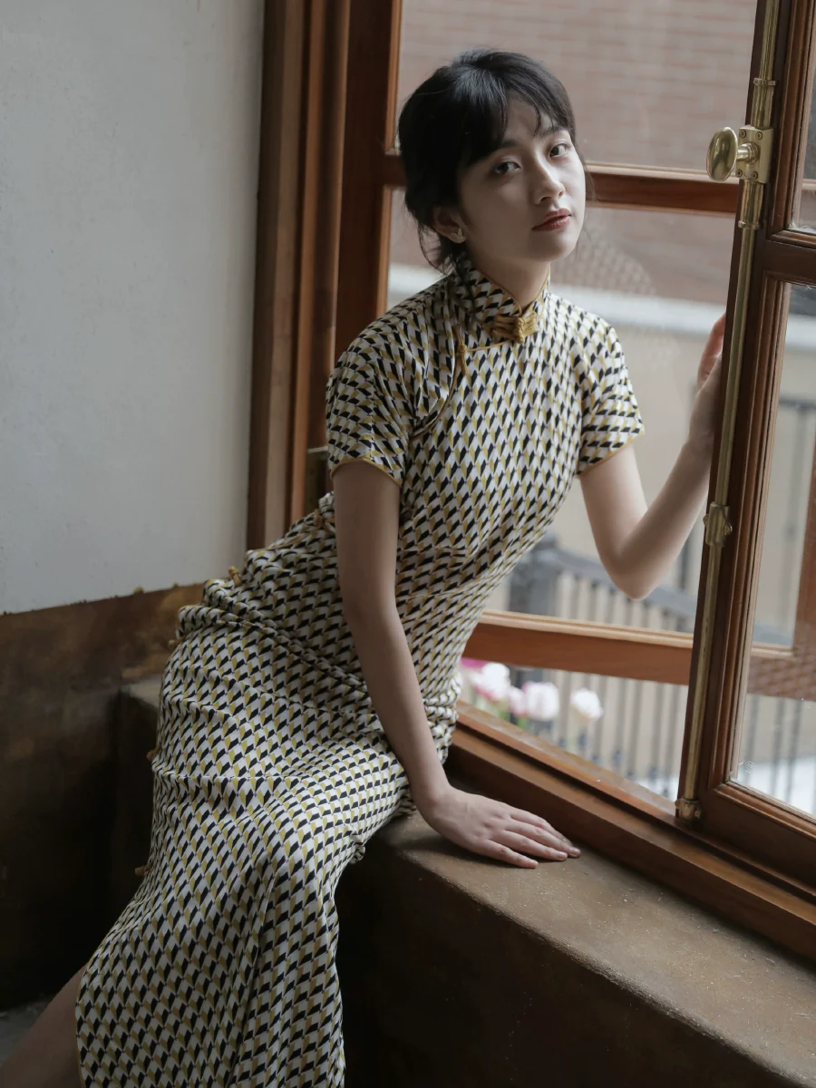 Duo Lun 多伦 1930s Retro Patterned Cotton Silk Short Sleeve Qipao - Image 8