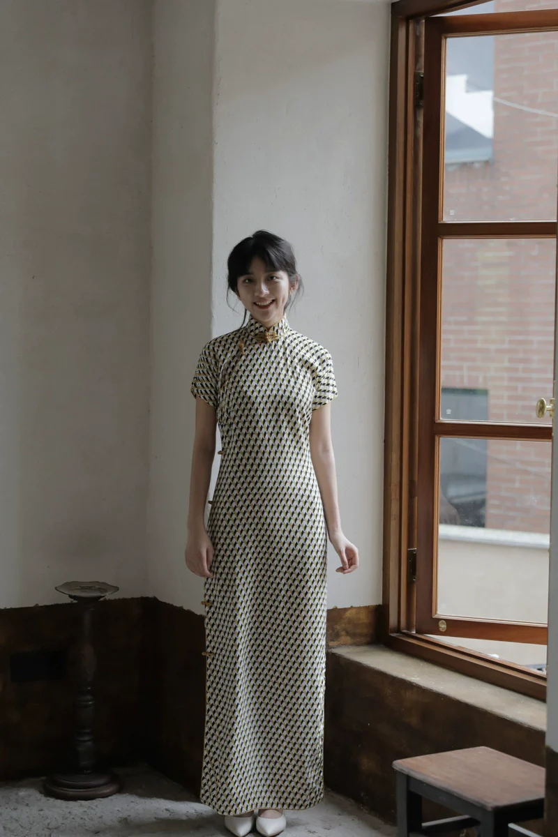 Duo Lun 多伦 1930s Retro Patterned Cotton Silk Short Sleeve Qipao - Image 9
