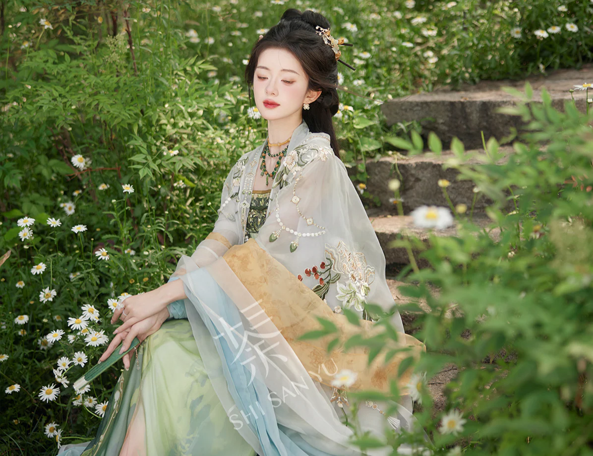 Flying Lotus 飞天莲华 Modernized Tang Dynasty Daxiushan. Qixiong Ruqun Set - Image 9