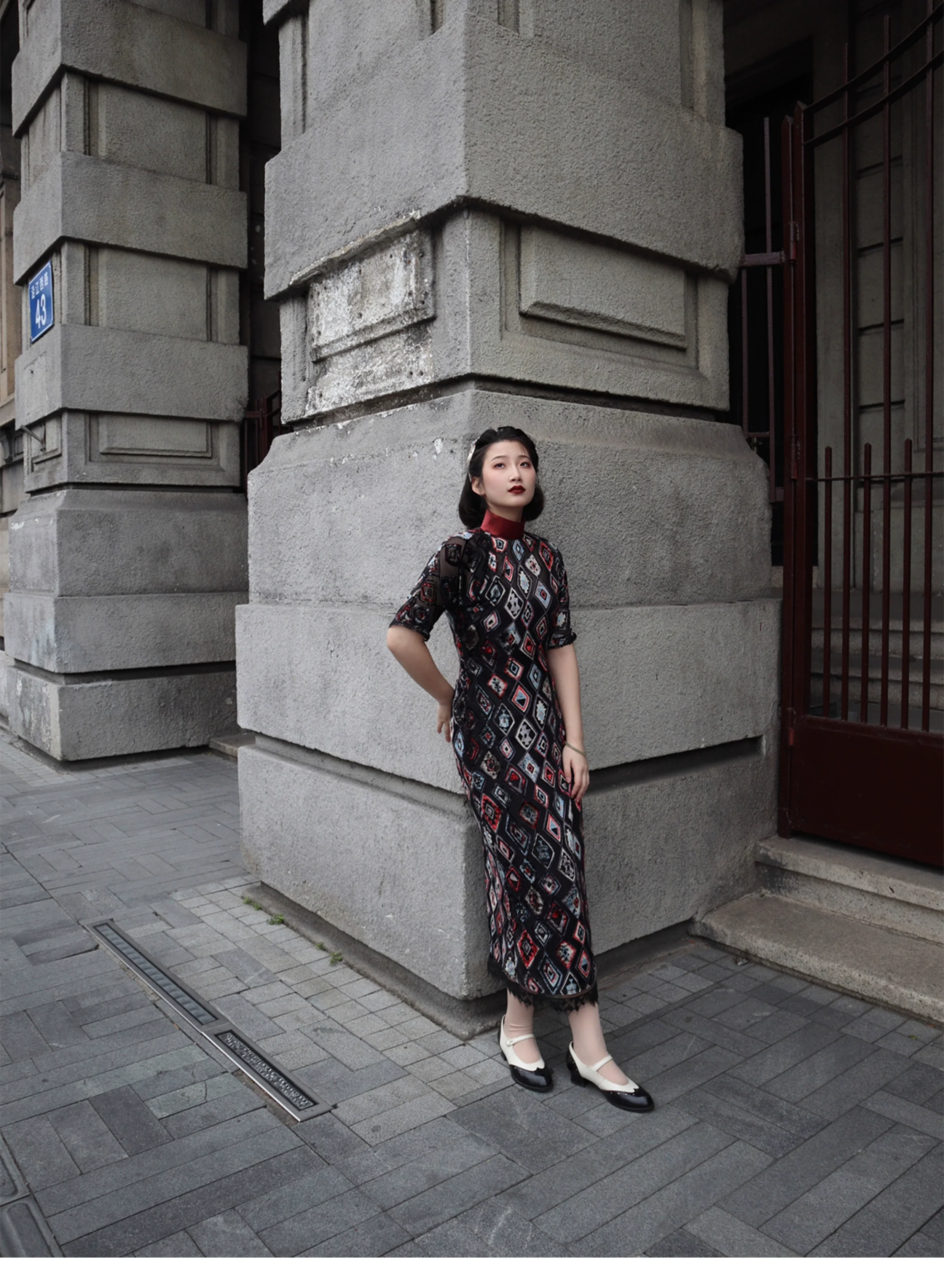 Gatsby 盖茨比 1920s Sheer Velvet Bottle Neck Qipao - Image 4