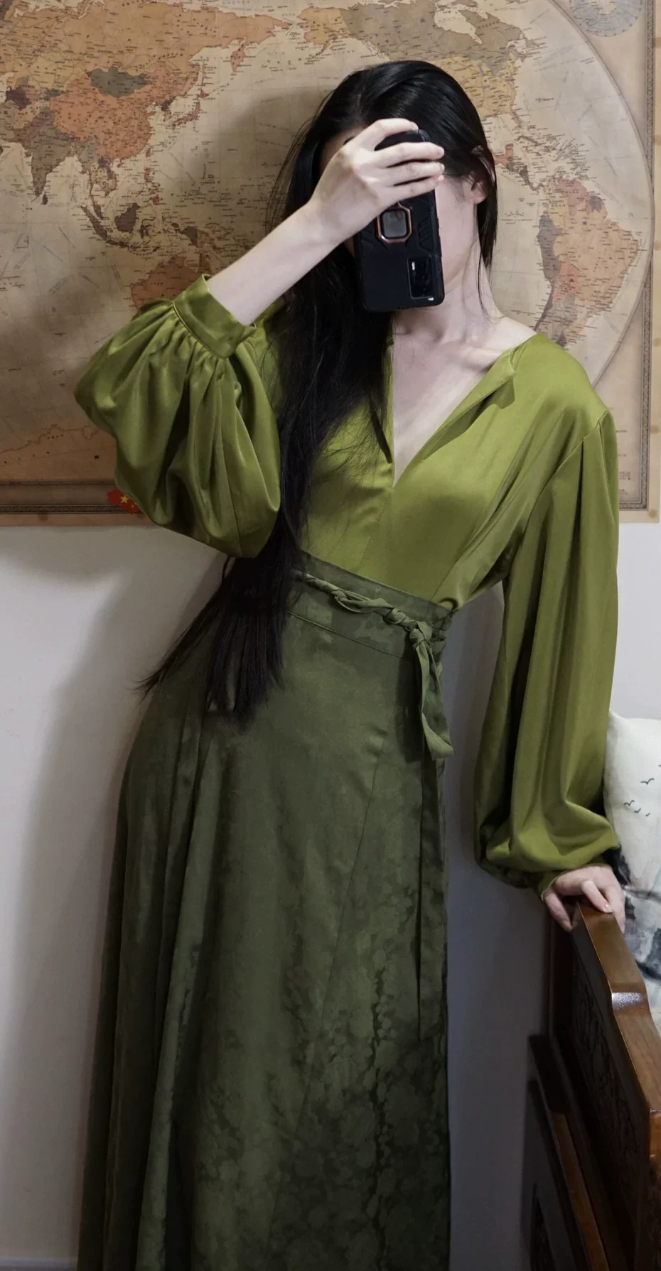 Holding the Moon 上揽月 Olive Green Weijin Tang 10 Panel Poqun Skirt - Image 4