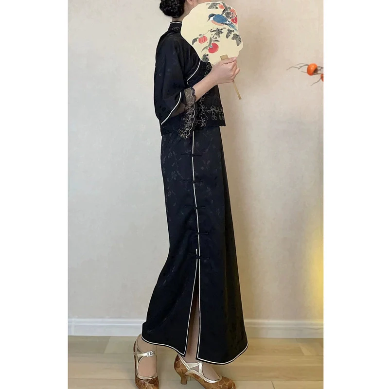 Jie Geng 桔梗 Wildflower 1920s Black Lace Satin Qipao - Image 5