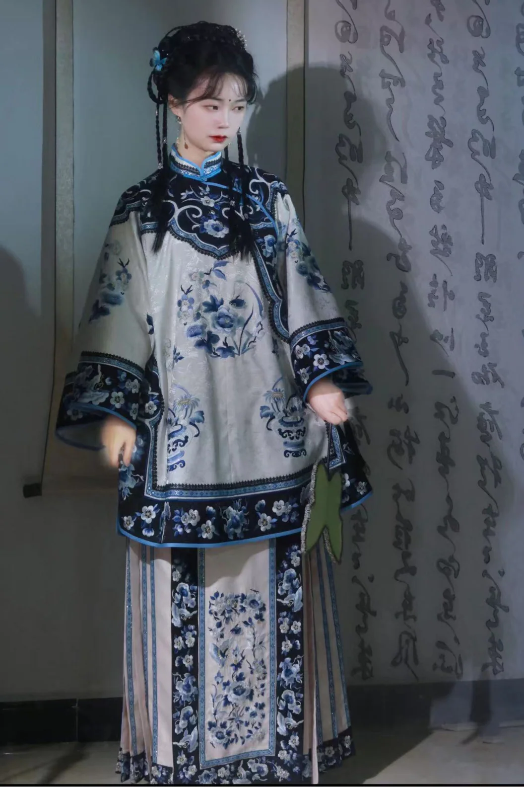Jing Wen 静雯 Qing Dynasty Han Woman's Cloud Collar Embroidered Porcelain Top & Mamian Set - Image 11