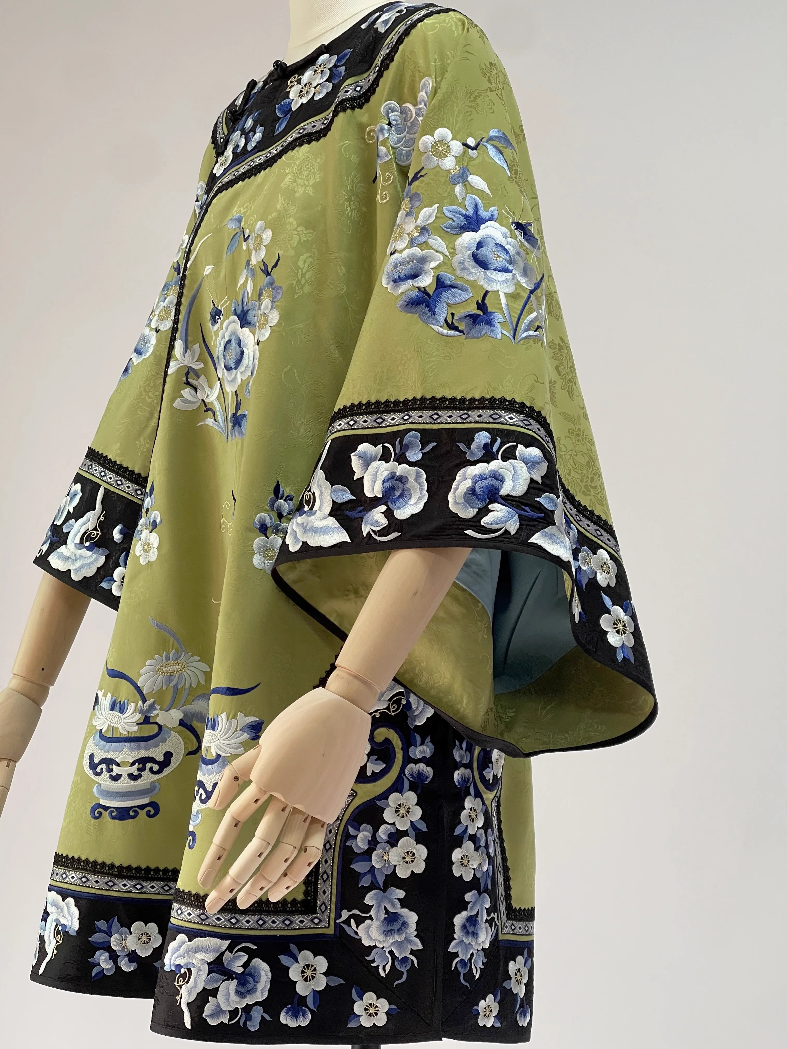 Jing Wen 静雯 Qing Dynasty Han Woman's Cloud Collar Embroidered Porcelain Top & Mamian Set - Image 12