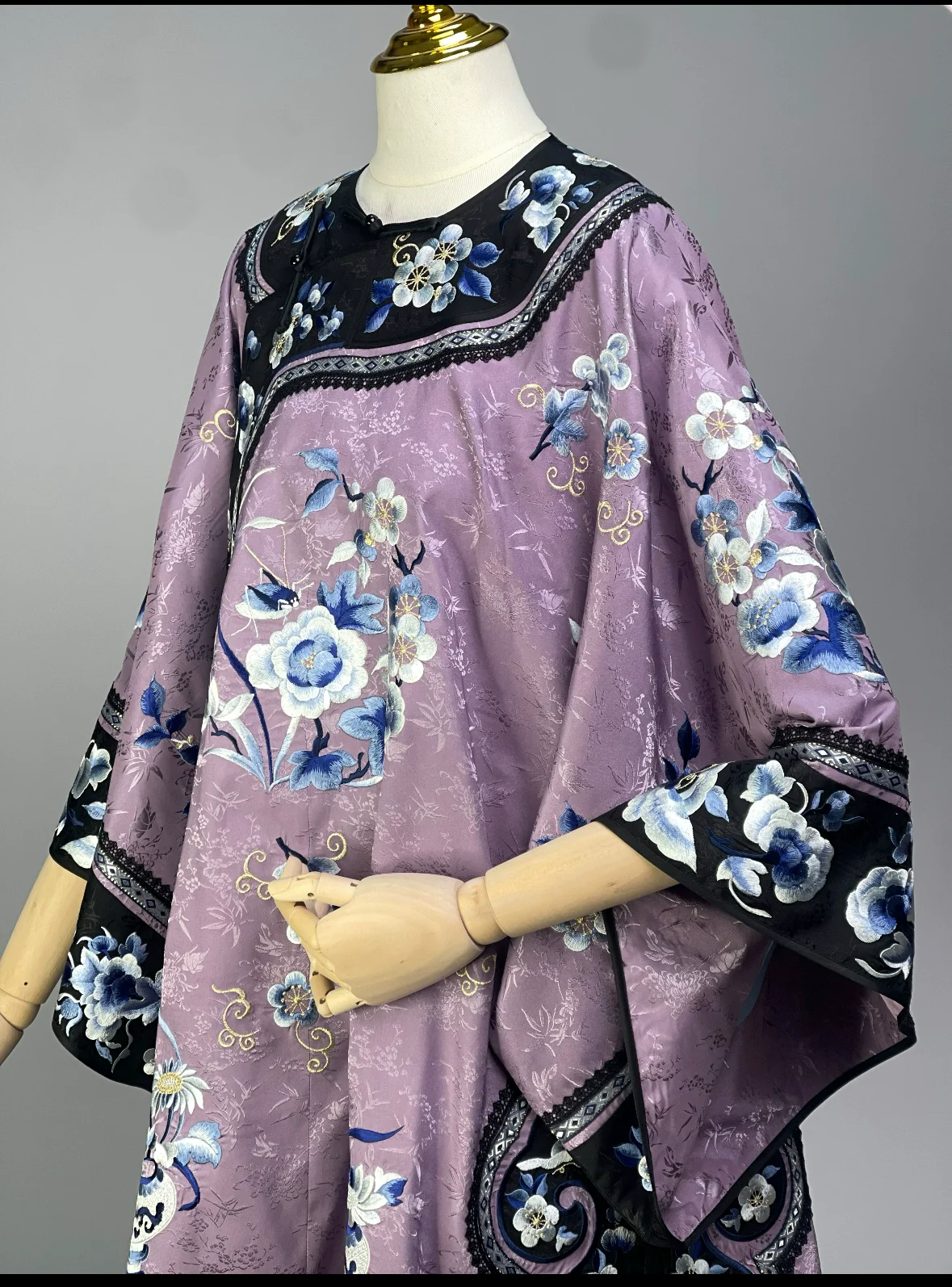 Jing Wen 静雯 Qing Dynasty Han Woman's Cloud Collar Embroidered Porcelain Top & Mamian Set - Image 13