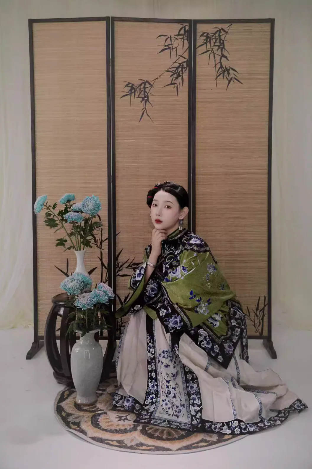 Jing Wen 静雯 Qing Dynasty Han Woman's Cloud Collar Embroidered Porcelain Top & Mamian Set - Image 6