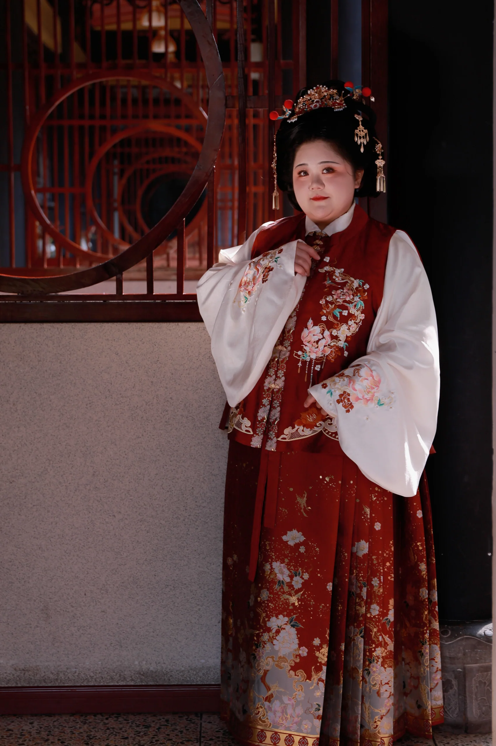 Jing Xia 锦霞 Brocade Sunset Plus Size Ming Dynasty Bijia Vest & Mamian Skirt Set - Image 4