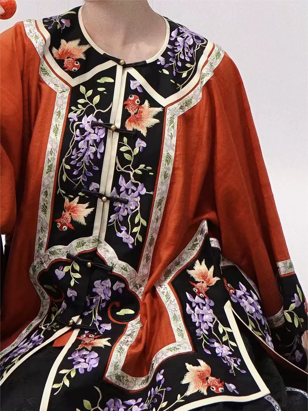 Lian Yi 涟漪 Pond Ripples Qing Dynasty Han Woman's Embroidered Goldfish Round Collar Magua & Pants - Image 12