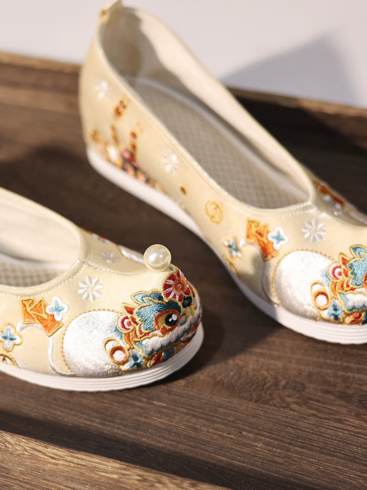Lion Lion 狮狮 Song Ming Embroidered Pointed Tip Gong Xie Shoes - Image 3