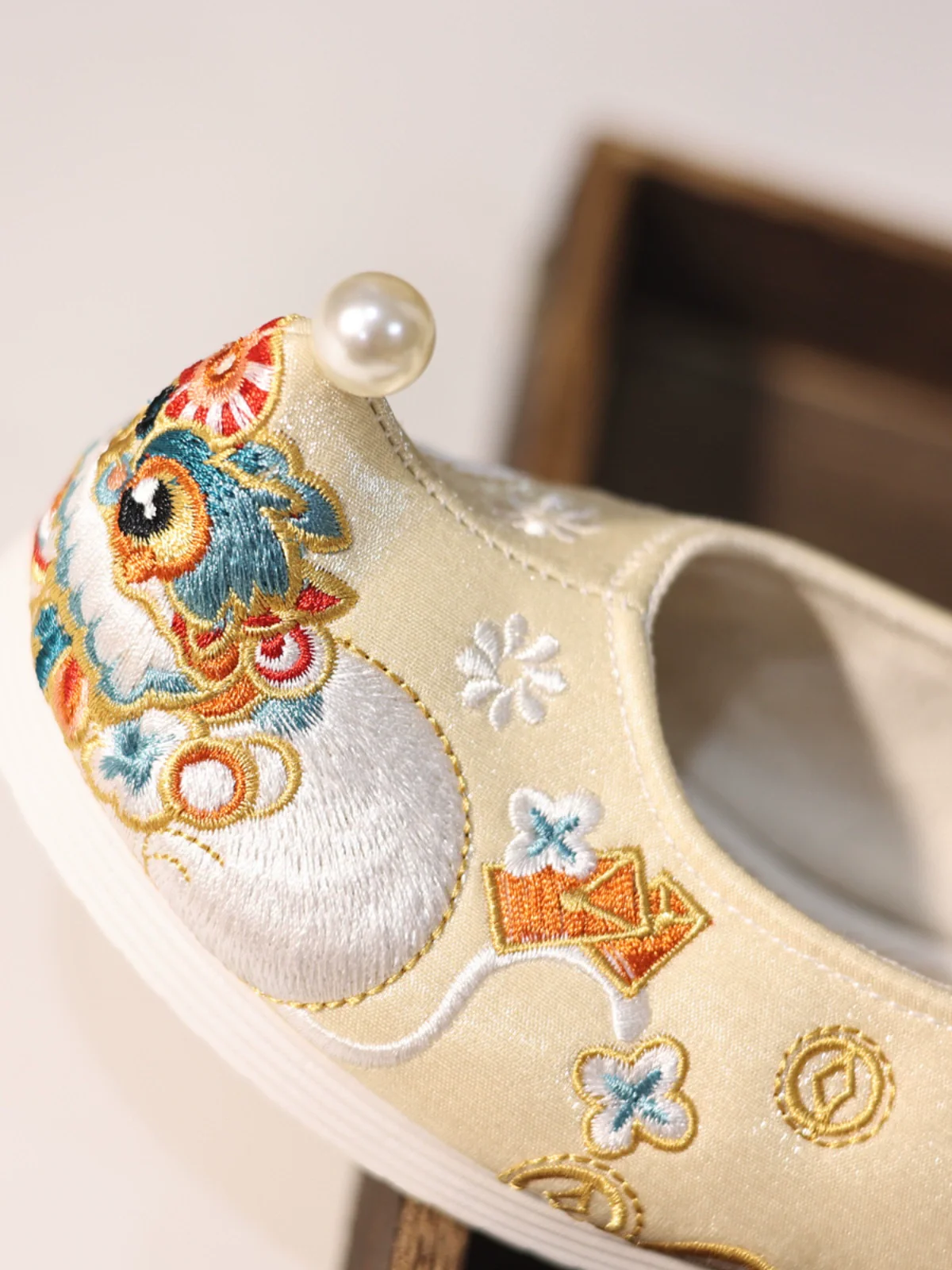 Lion Lion 狮狮 Song Ming Embroidered Pointed Tip Gong Xie Shoes - Image 4