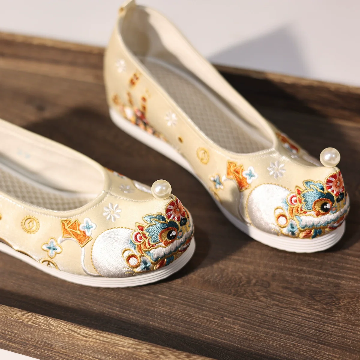 Lion Lion 狮狮 Song Ming Embroidered Pointed Tip Gong Xie Shoes - Image 5