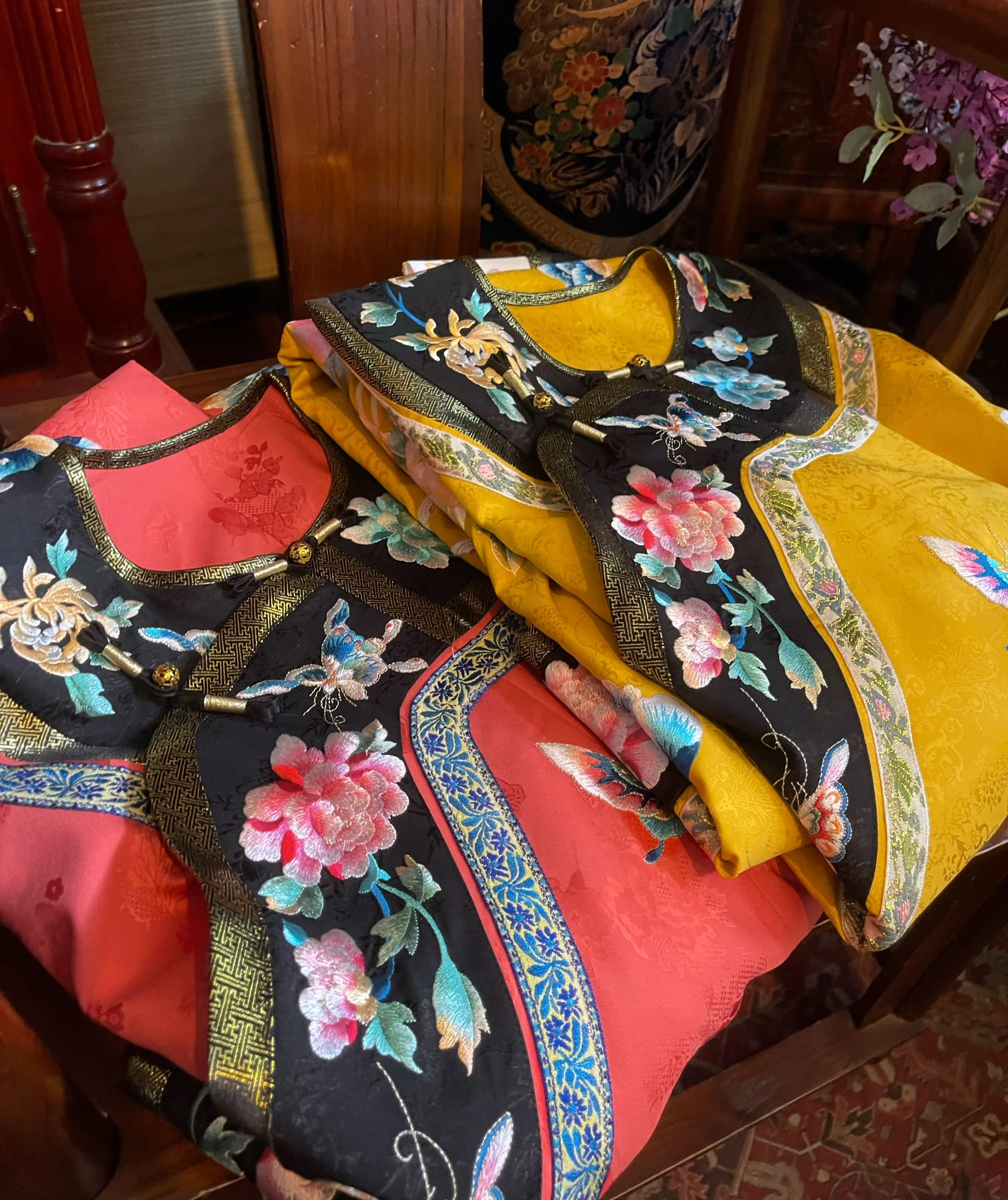 Liujin Mudan 鎏金牡丹 Gilded Peony Qing Dynasty Manchurian Round Collar Embroidered Qipao - Image 10