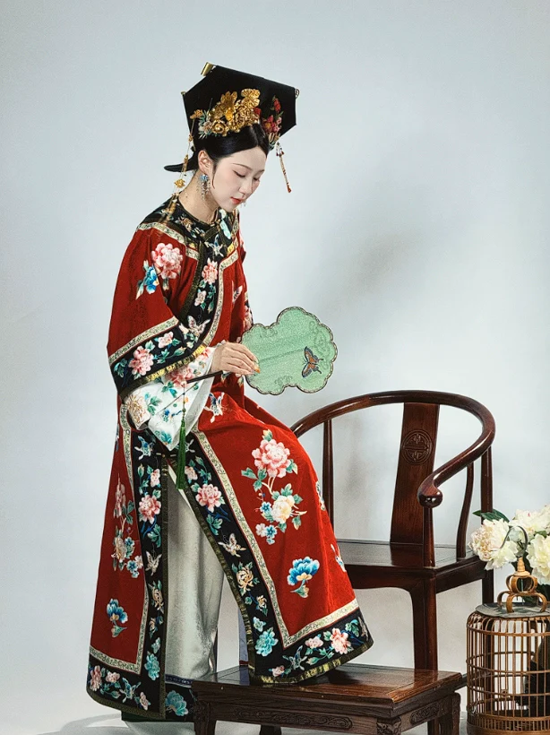 Liujin Mudan 鎏金牡丹 Gilded Peony Qing Dynasty Manchurian Round Collar Embroidered Qipao - Image 11