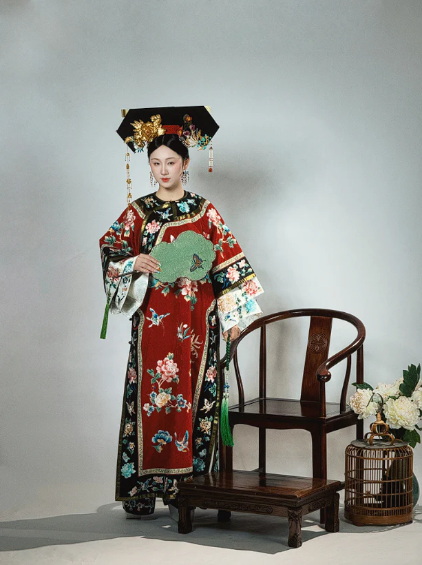 Liujin Mudan 鎏金牡丹 Gilded Peony Qing Dynasty Manchurian Round Collar Embroidered Qipao - Image 12