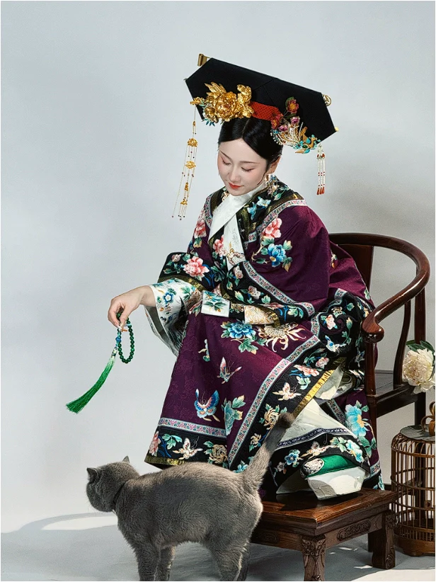 Liujin Mudan 鎏金牡丹 Gilded Peony Qing Dynasty Manchurian Round Collar Embroidered Qipao - Image 13