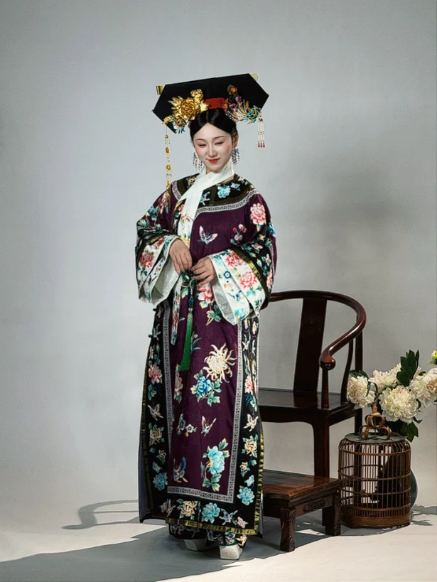 Liujin Mudan 鎏金牡丹 Gilded Peony Qing Dynasty Manchurian Round Collar Embroidered Qipao - Image 15