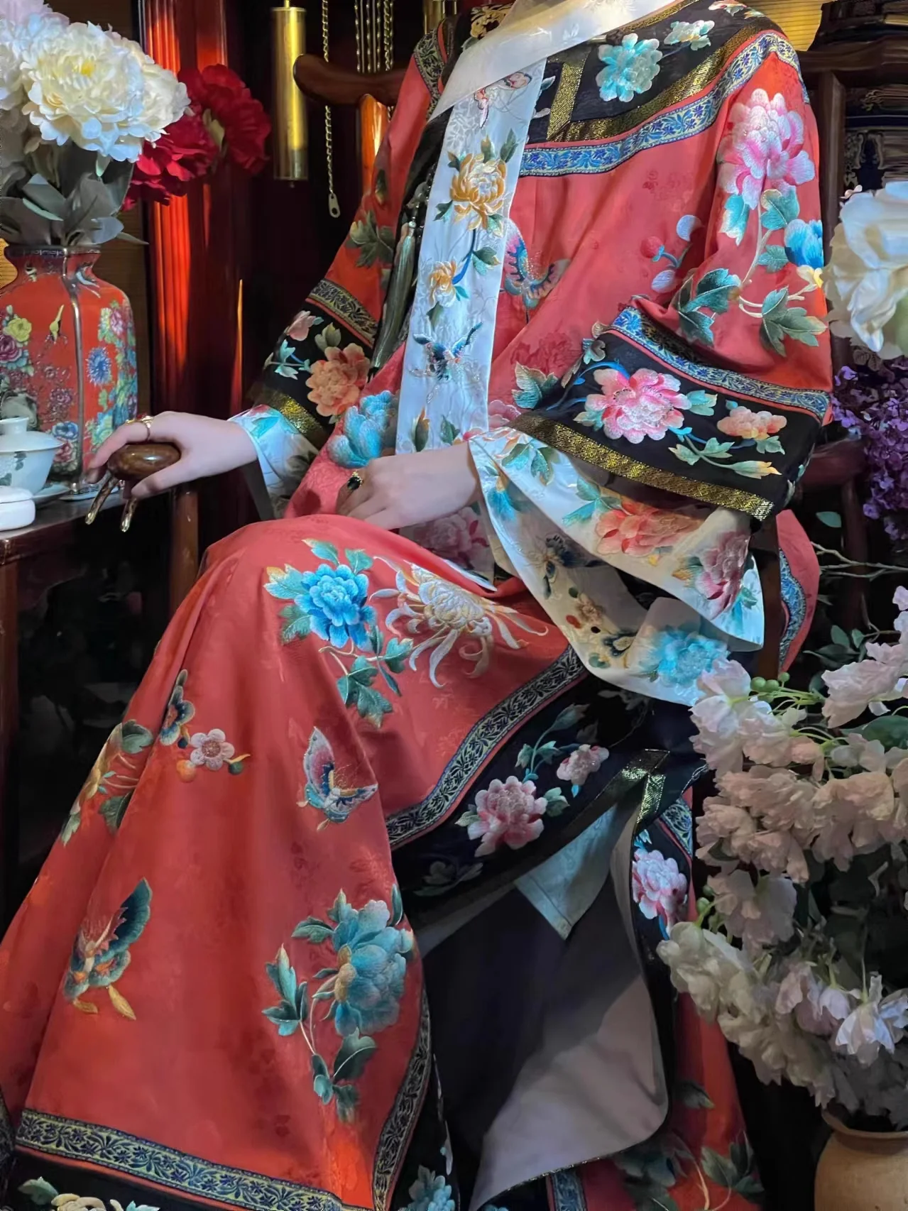 Liujin Mudan 鎏金牡丹 Gilded Peony Qing Dynasty Manchurian Round Collar Embroidered Qipao - Image 3