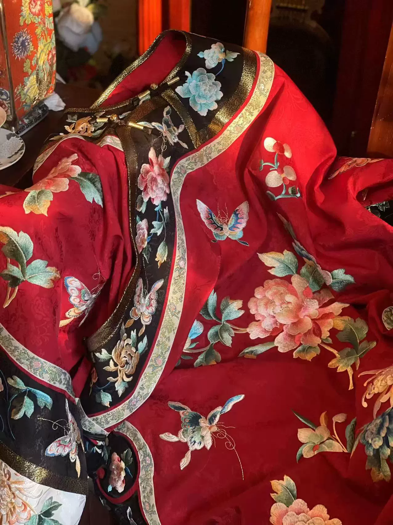 Liujin Mudan 鎏金牡丹 Gilded Peony Qing Dynasty Manchurian Round Collar Embroidered Qipao - Image 4