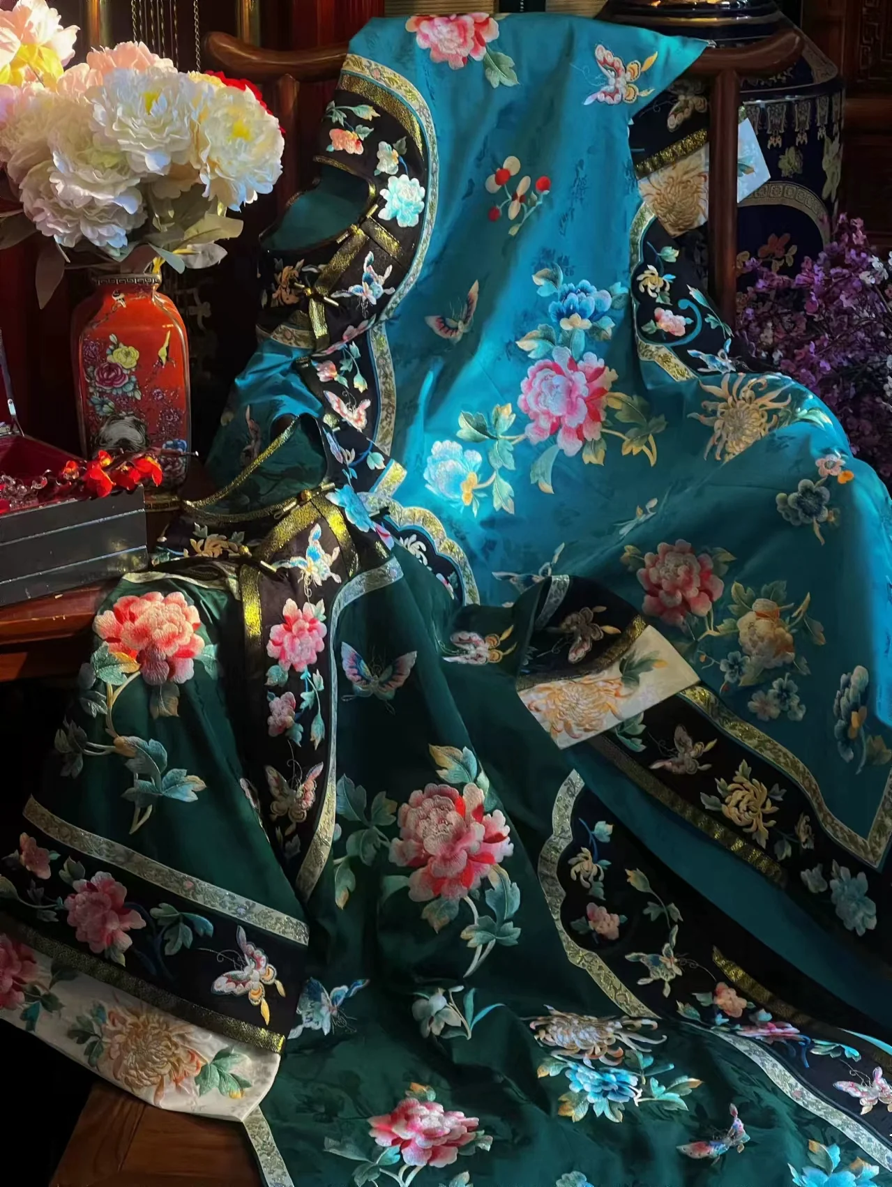 Liujin Mudan 鎏金牡丹 Gilded Peony Qing Dynasty Manchurian Round Collar Embroidered Qipao - Image 5