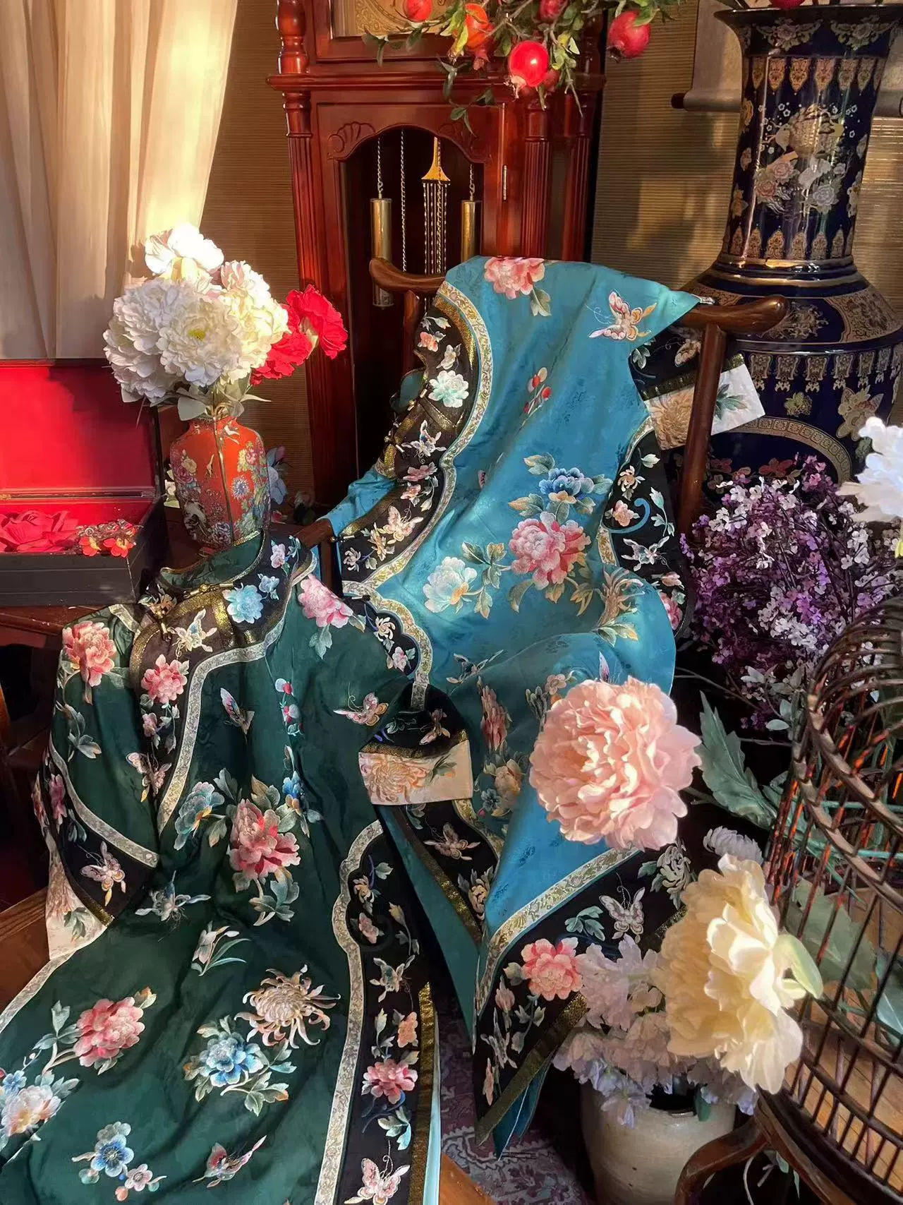 Liujin Mudan 鎏金牡丹 Gilded Peony Qing Dynasty Manchurian Round Collar Embroidered Qipao - Image 7