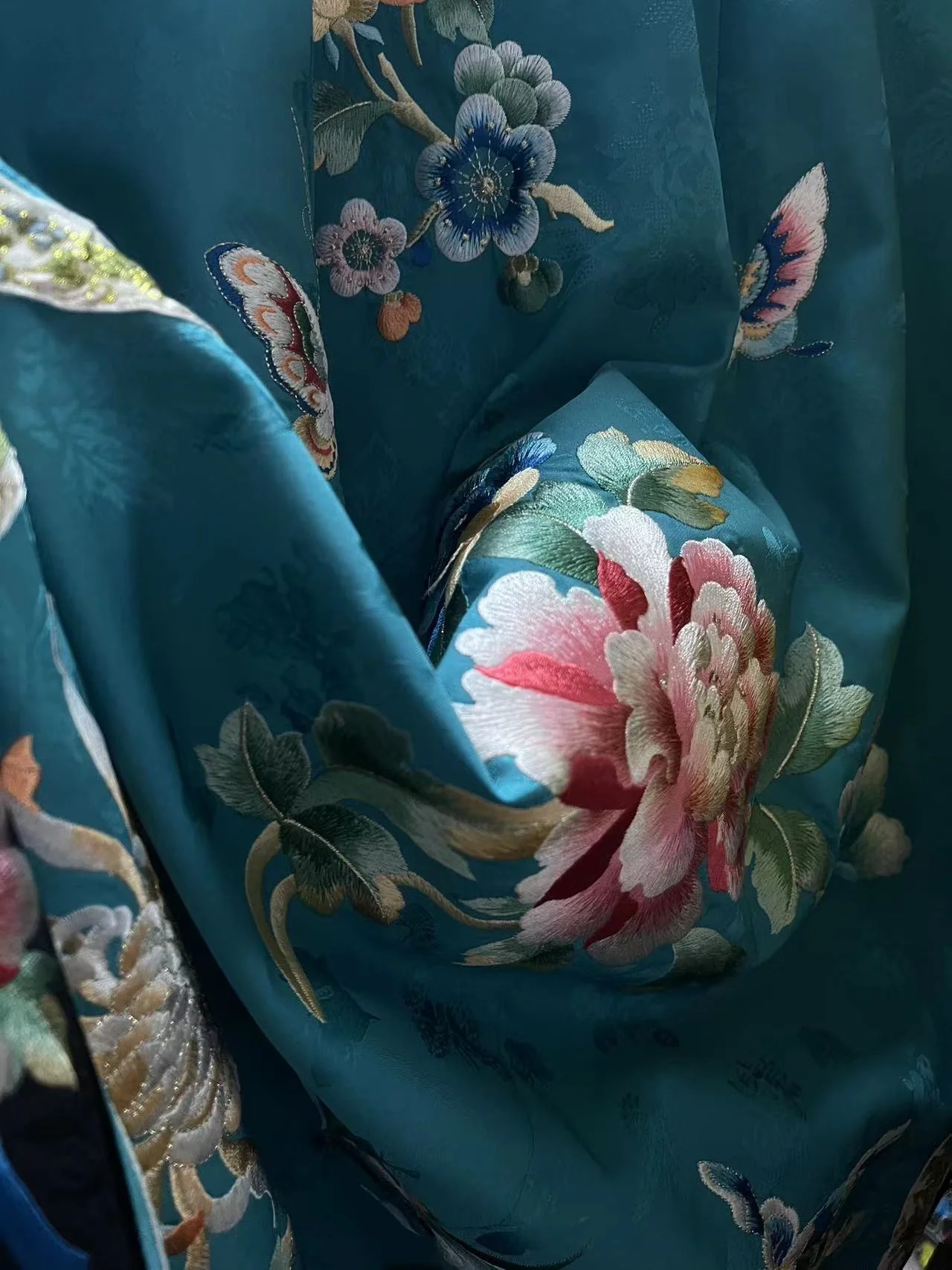 Liujin Mudan 鎏金牡丹 Gilded Peony Qing Dynasty Manchurian Round Collar Embroidered Qipao - Image 8