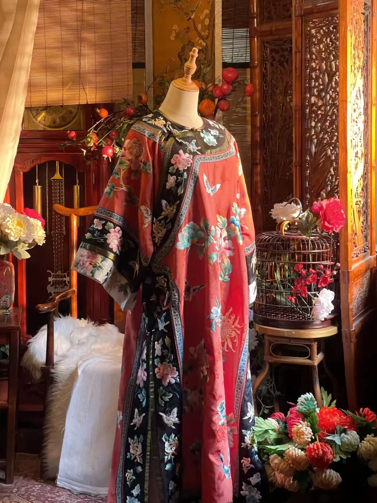 Liujin Mudan 鎏金牡丹 Gilded Peony Qing Dynasty Manchurian Round Collar Embroidered Qipao - Image 9