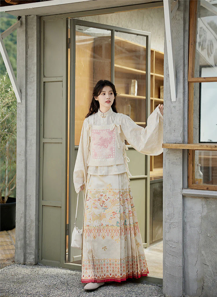 Lu Lu 陆陆 Deer Deer Modernized Ming Dynasty Knit Zhuyao & Mamian Skirt Set - Image 5