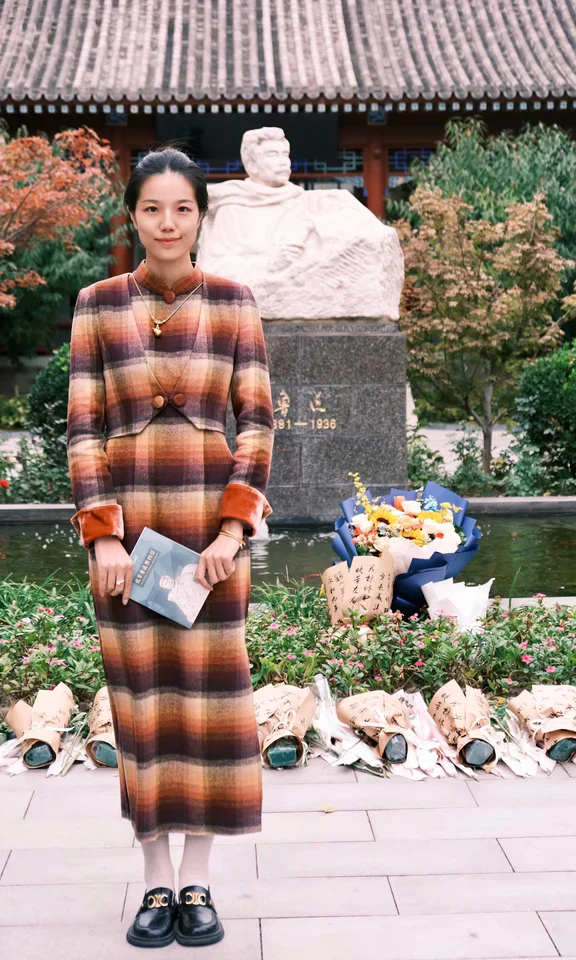 Lunyi Caocha 薰衣草茶 Lavender Tea 1940s Inspired Plaid Cashmere Wool Qipao & Cropped Blazer Set - Image 7