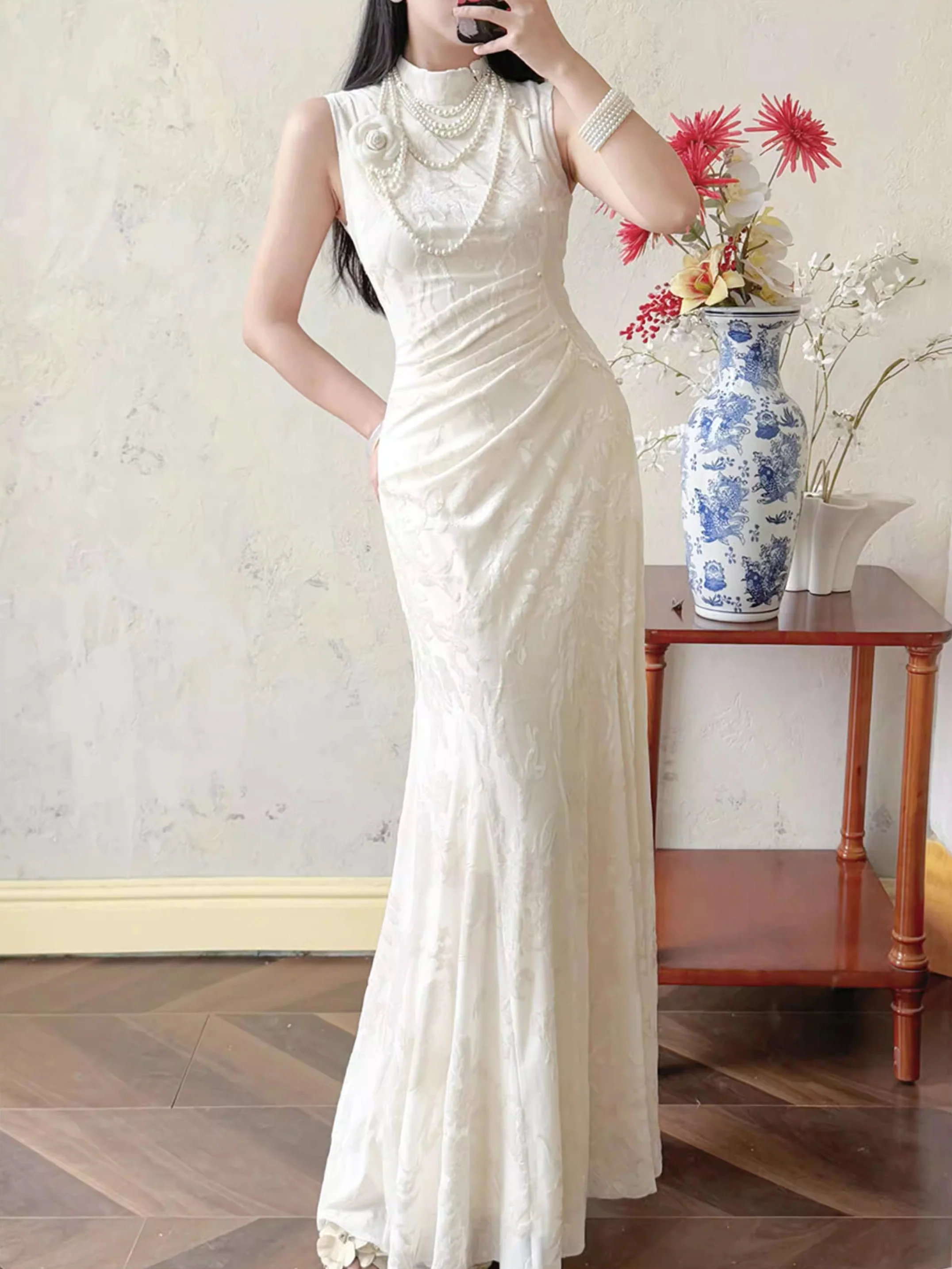 Mòli 茉莉 Jasmine Modernized Floral Satin Sleeveless Qipao - Image 3