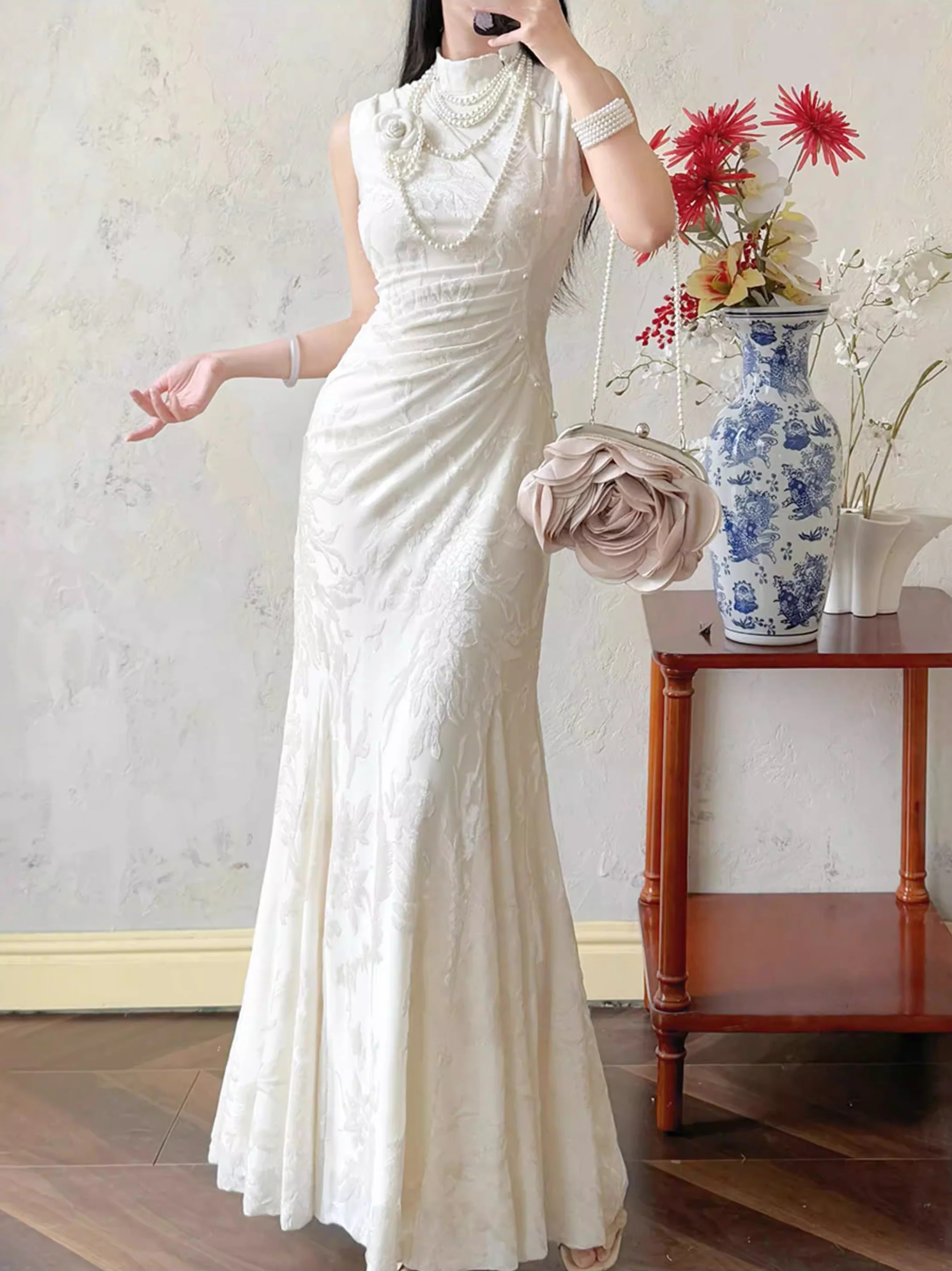 Mòli 茉莉 Jasmine Modernized Floral Satin Sleeveless Qipao - Image 4