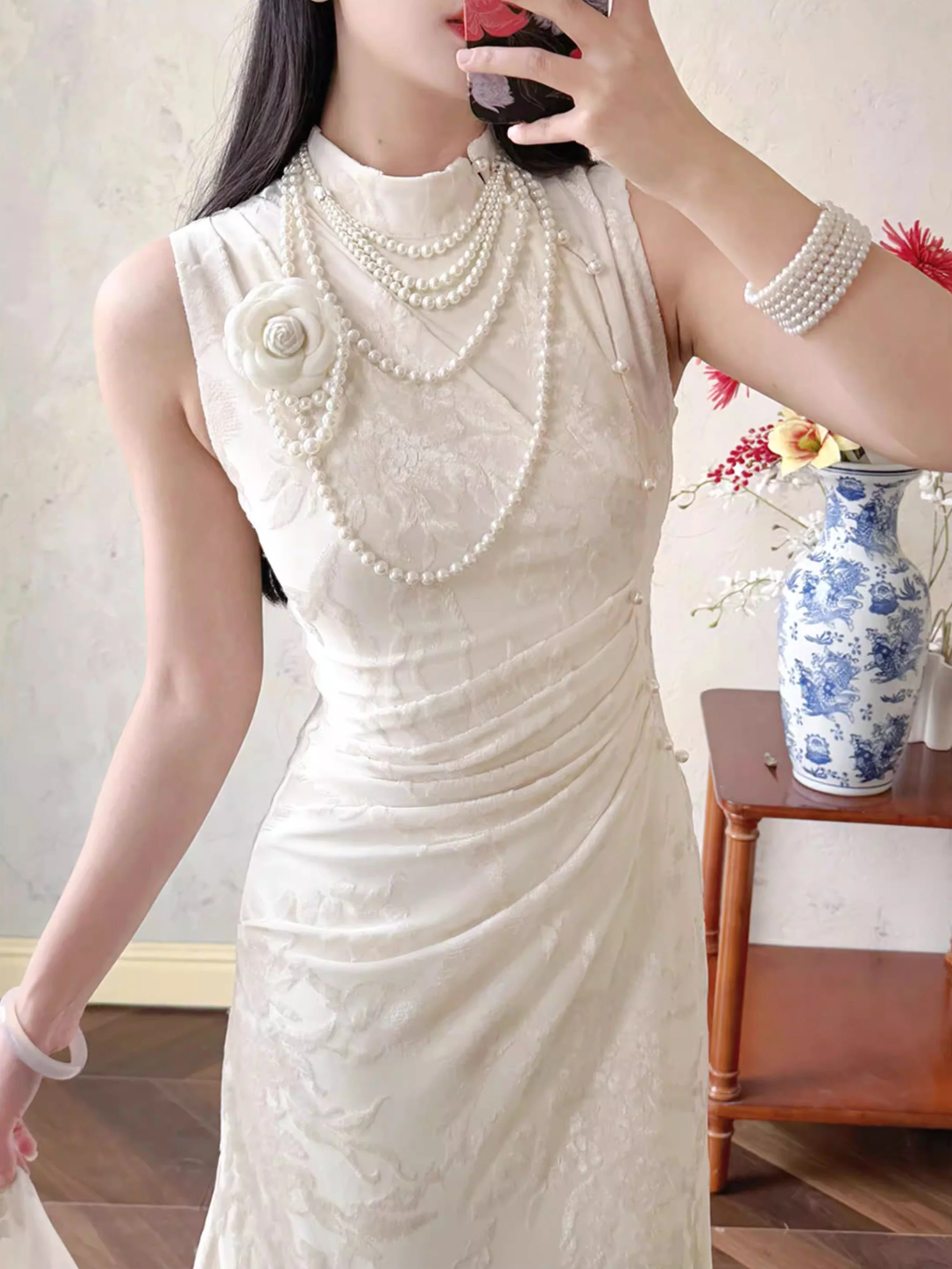 Mòli 茉莉 Jasmine Modernized Floral Satin Sleeveless Qipao - Image 5
