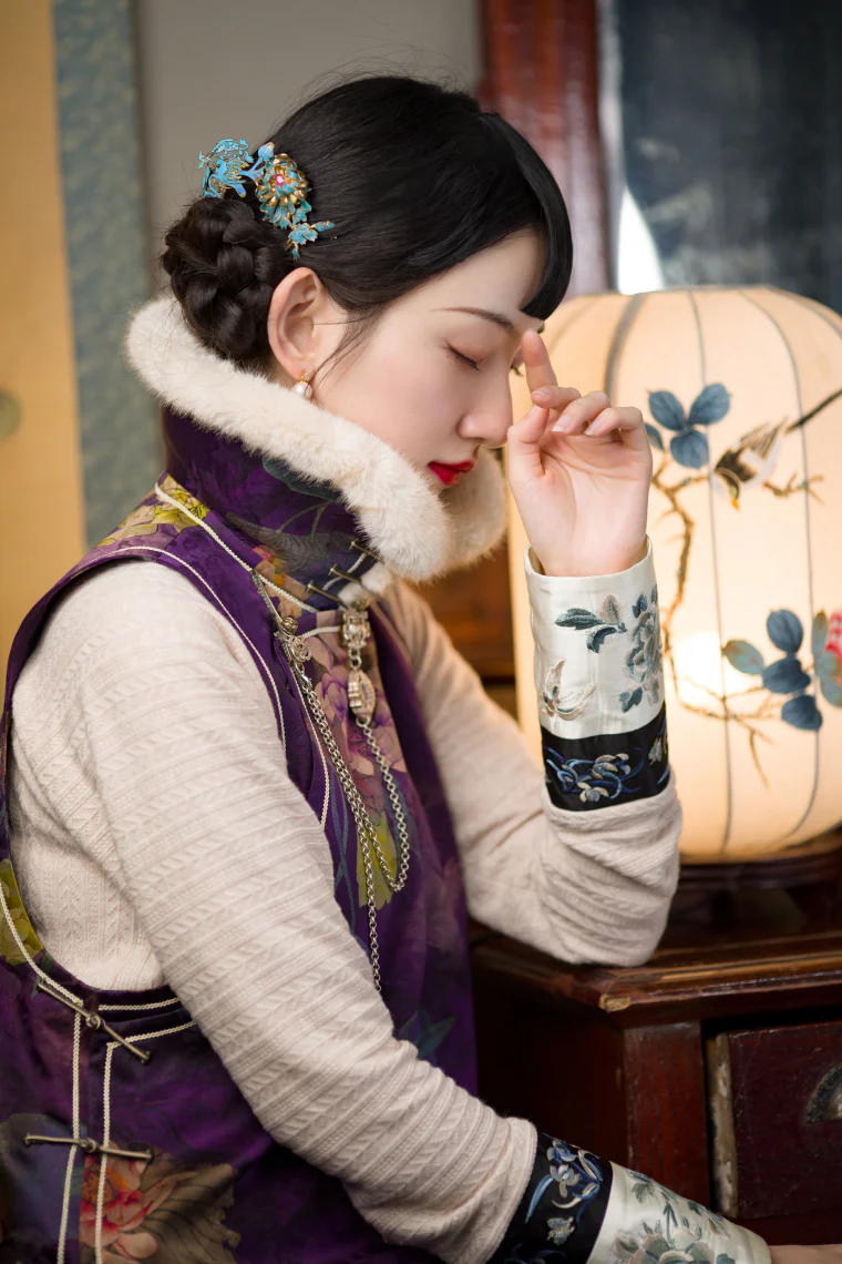 Moli Nuanyu 墨篱暖玉 Black Glass, Warm Jade Qing & Qipao Silk Embroidered Cuff Cable Knit Sweater - Image 11