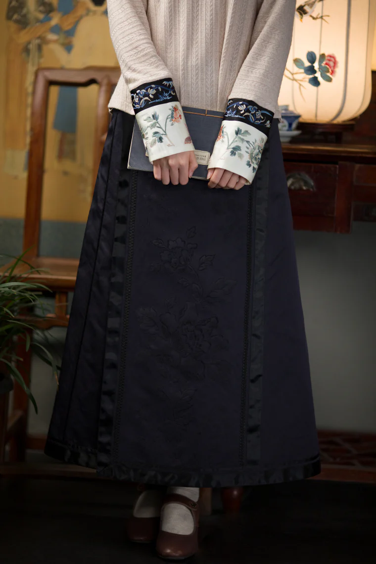 Moli Nuanyu 墨篱暖玉 Black Glass, Warm Jade Qing & Qipao Silk Embroidered Cuff Cable Knit Sweater - Image 17