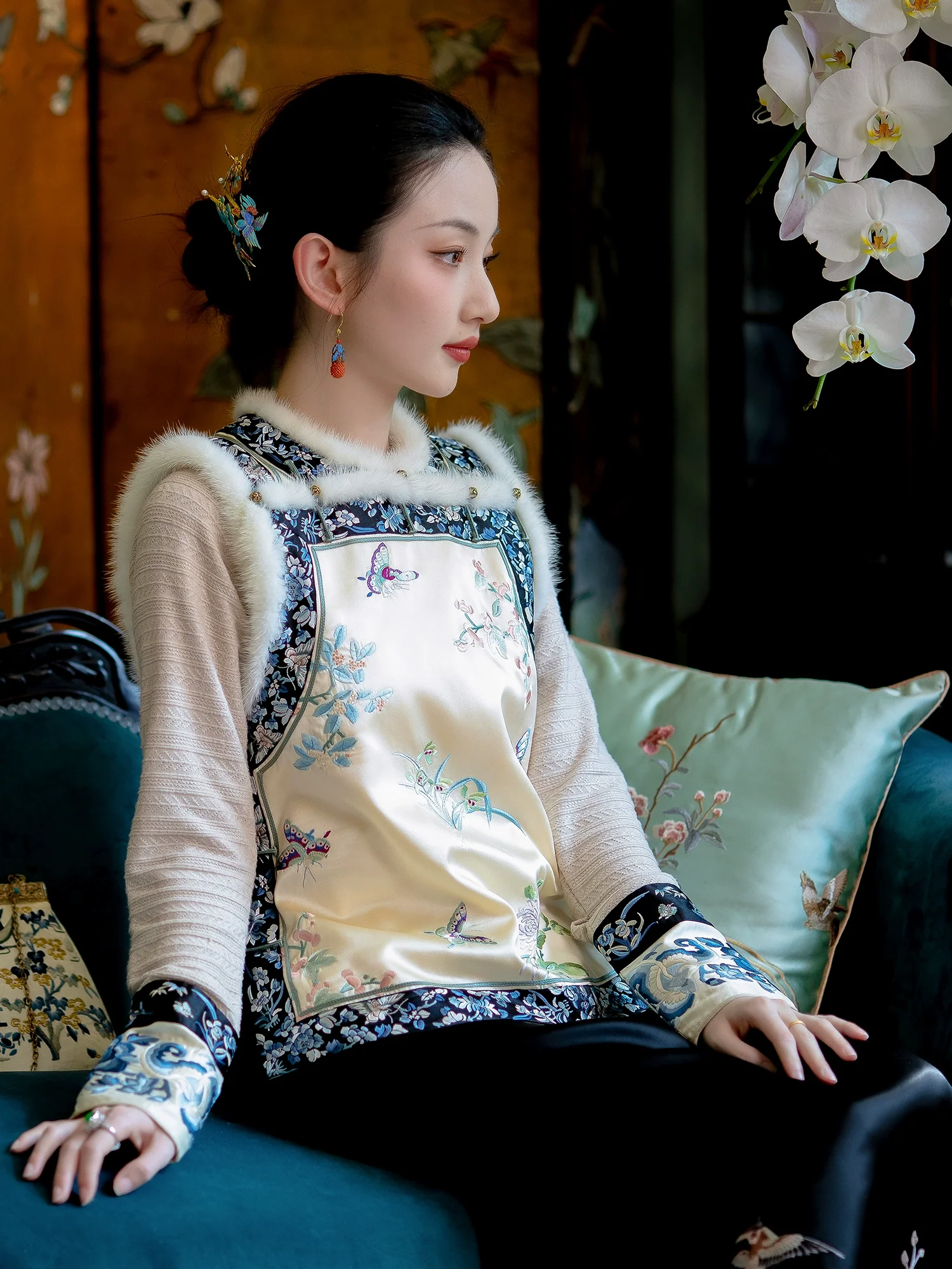 Moli Nuanyu 墨篱暖玉 Black Glass, Warm Jade Qing & Qipao Silk Embroidered Cuff Cable Knit Sweater - Image 3