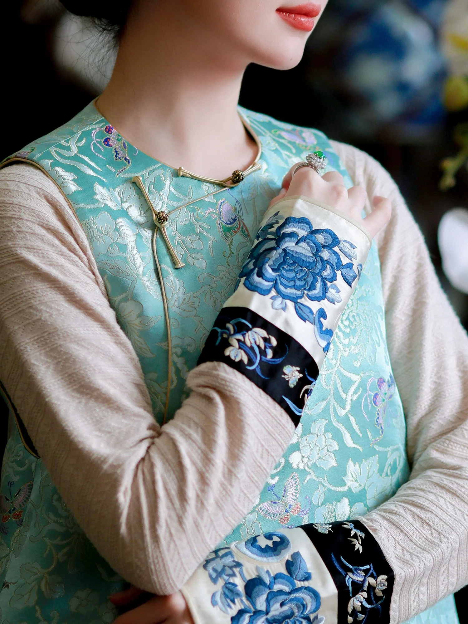 Moli Nuanyu 墨篱暖玉 Black Glass, Warm Jade Qing & Qipao Silk Embroidered Cuff Cable Knit Sweater - Image 4