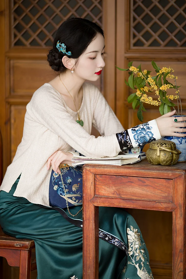 Moli Nuanyu 墨篱暖玉 Black Glass, Warm Jade Qing & Qipao Silk Embroidered Cuff Cable Knit Sweater - Image 5