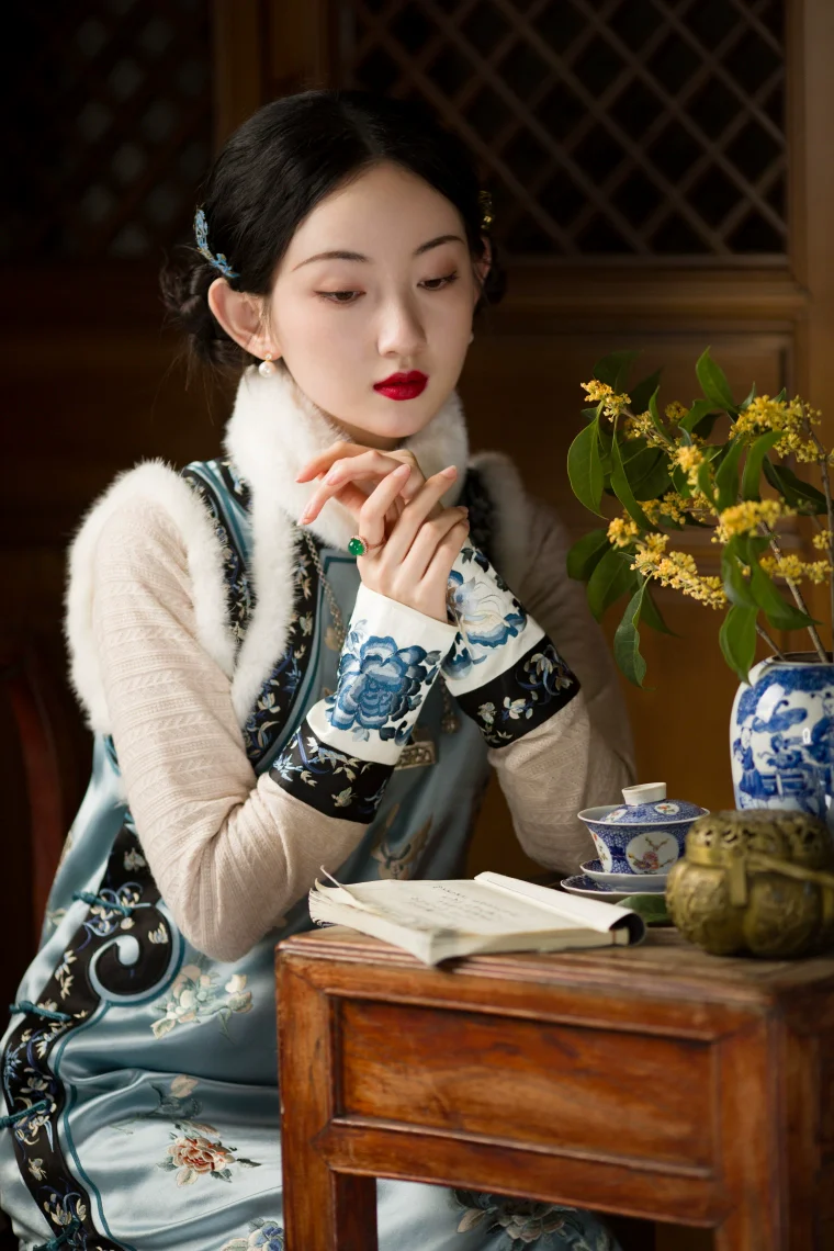 Moli Nuanyu 墨篱暖玉 Black Glass, Warm Jade Qing & Qipao Silk Embroidered Cuff Cable Knit Sweater - Image 6