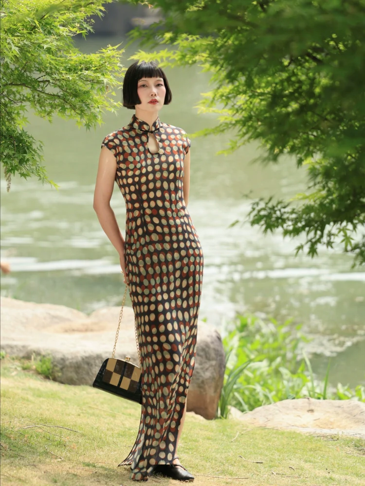 Nian Nian 念念 Forever Etched Midcentury Hong Kong Keyhole Short Sleeve Qipao